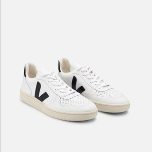 Veja V-10 in Extra White/Black
